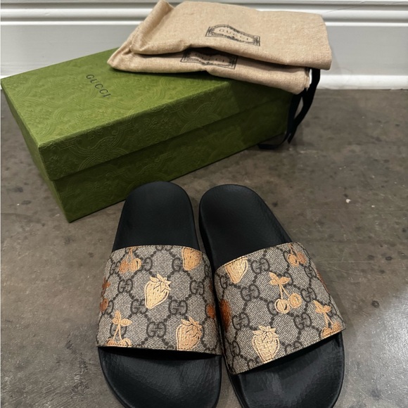 Gucci Women’s Berry Print Pool Slides - Picture 1 of 3